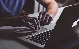 日本女星婚内出轨，身材傲人拍过大尺度裸照，背叛老公偷腥前男友