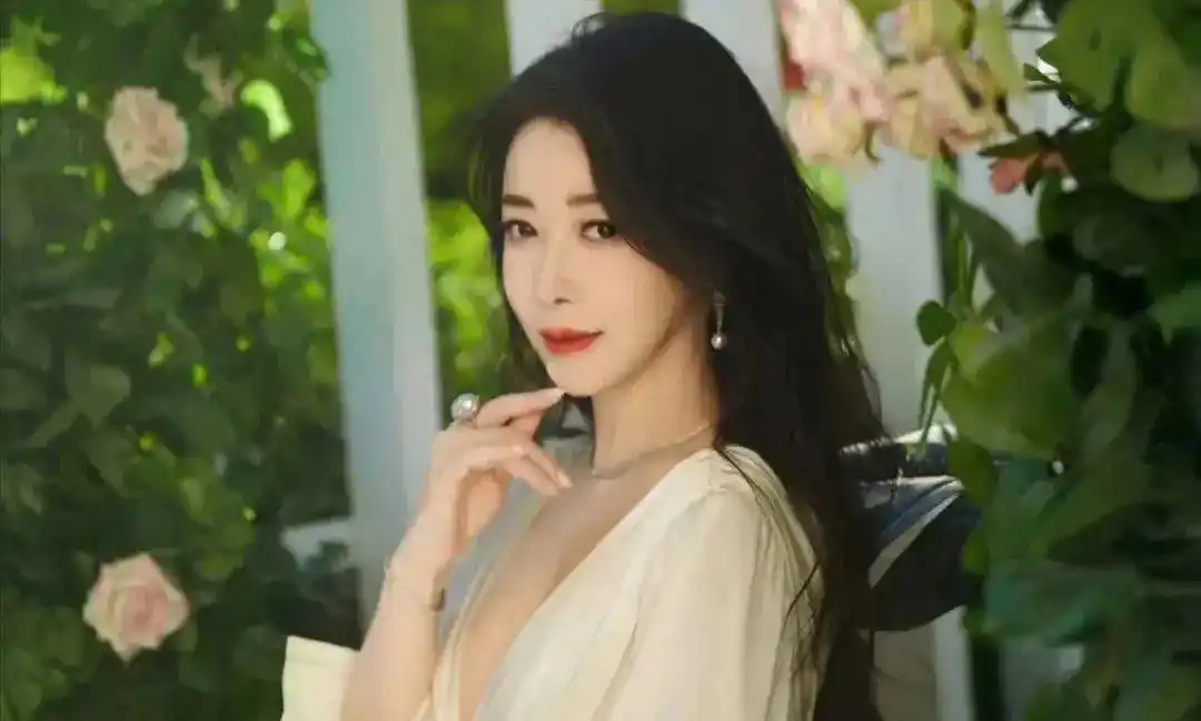 “艳照门”18年风云变幻，她终翻红，网友：感谢自己没乱说话！