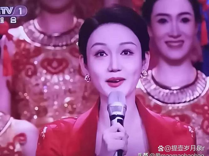 不堪的女明星被放大镜审视，龙洋春晚瞟提词器遭批专业吗