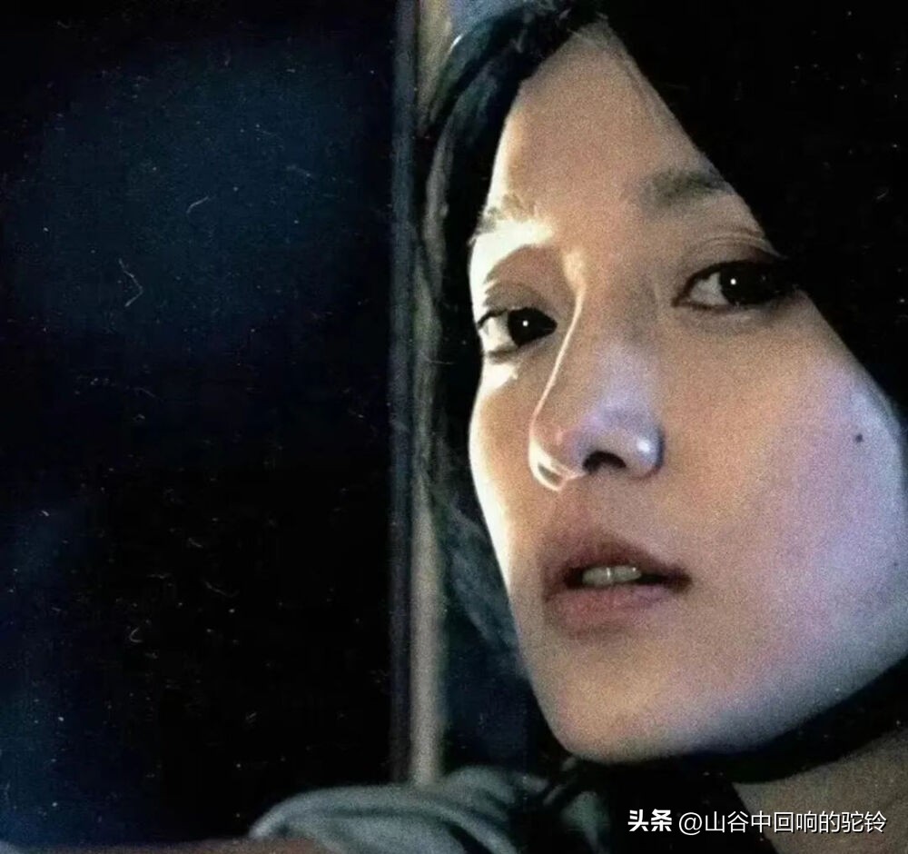 女明星吸烟斗_刘亦菲凌晨抽烟 真实状态 片场压力大