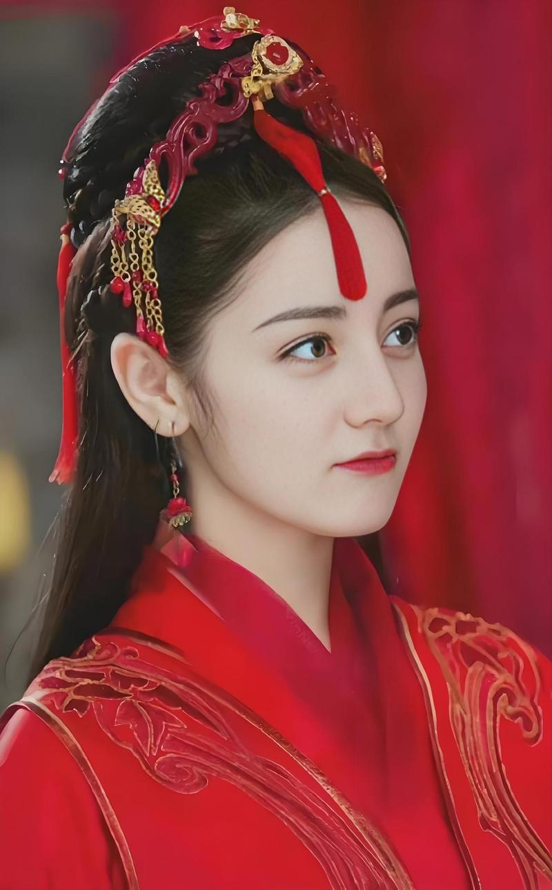 迪丽热巴红衣鬼王造型太惊艳！古装红衣更有破碎感