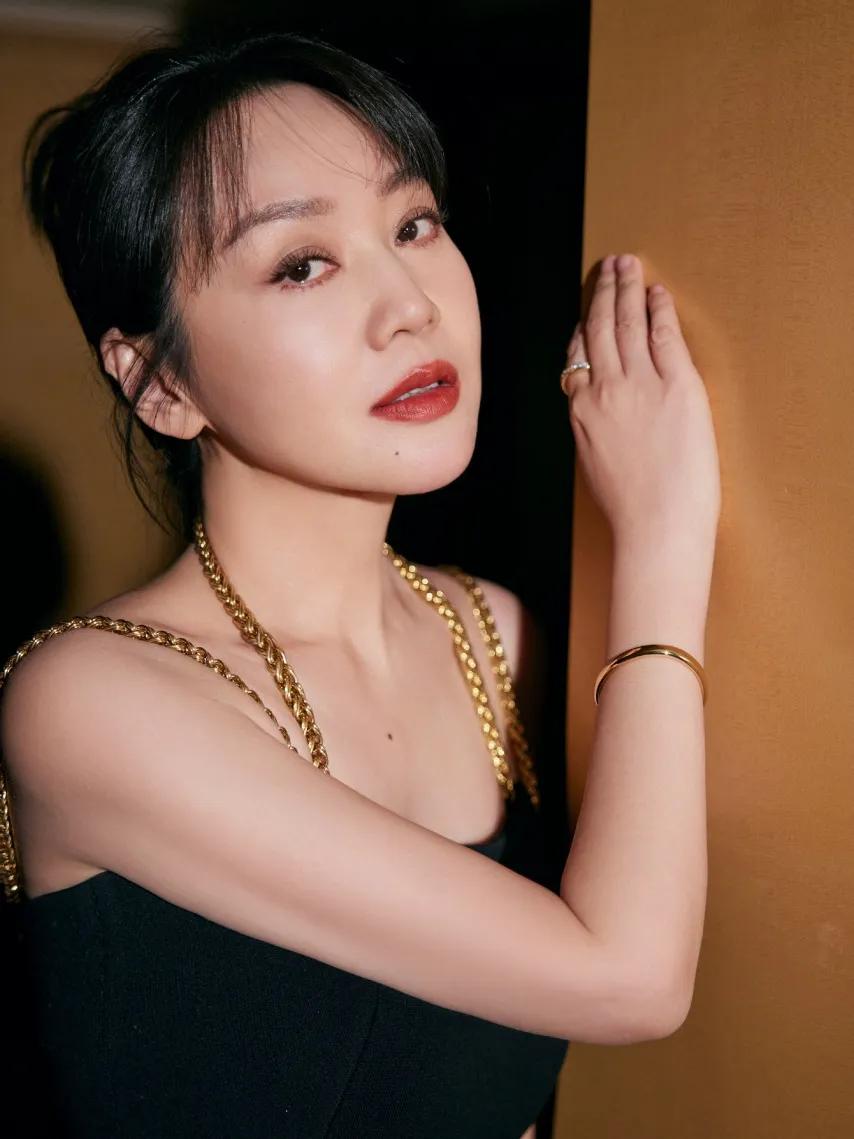 年轻时长得一般的女星_长发的女明星_年过40越来越有韵味的女星