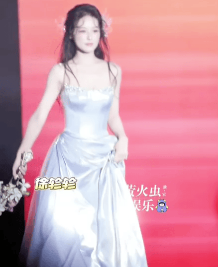 女明星 发型_短剧红毯穿搭分析_短剧演员红毯造型