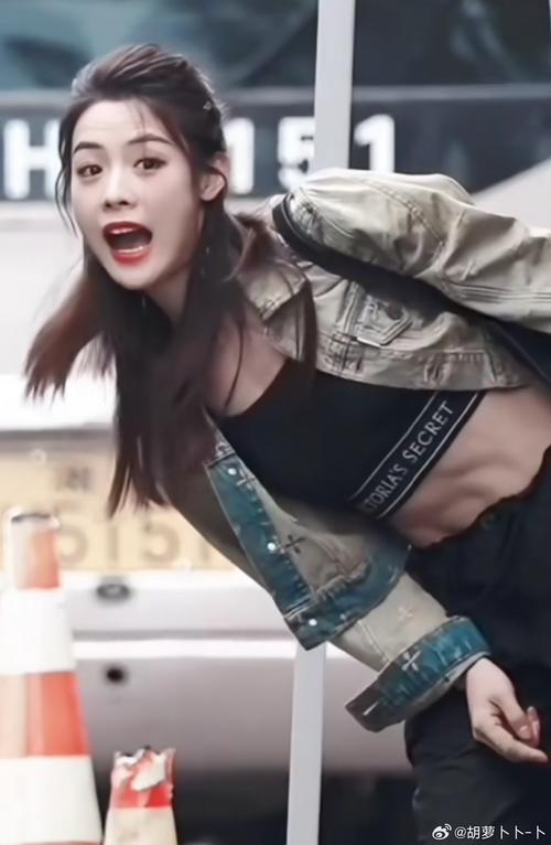 练出腹肌的女星太狠了！春晚舞台唱跳稳到爆，身材管理堪称天花板