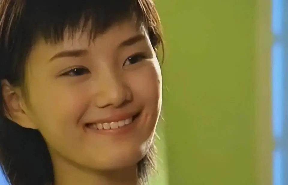 她17岁火遍全国，人到中年却无戏可拍，如今39岁当网红活得很滋润